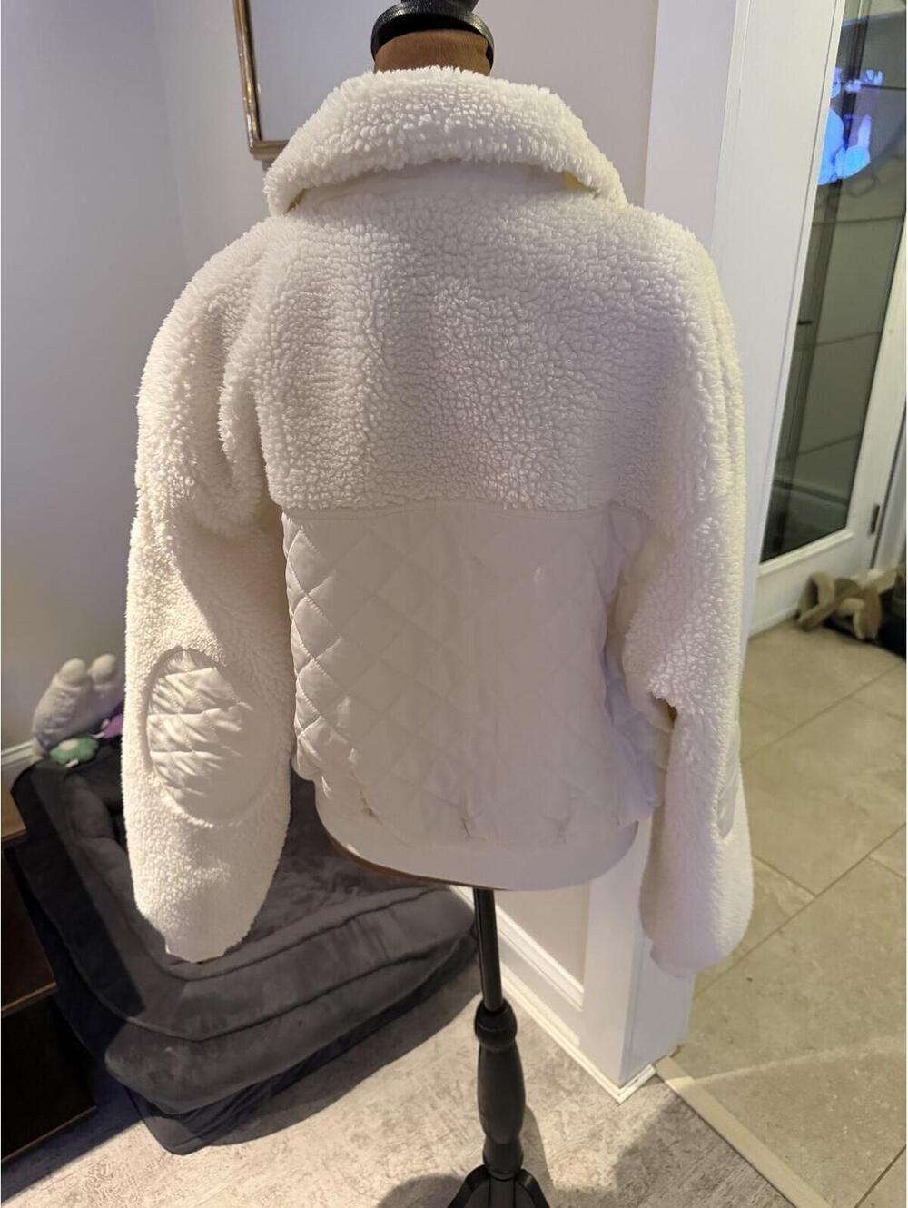 Excellent Alo White Sherpa Edge Fleece Zip-Up Jacket with Quilted Pockets M - Picture 5 of 7